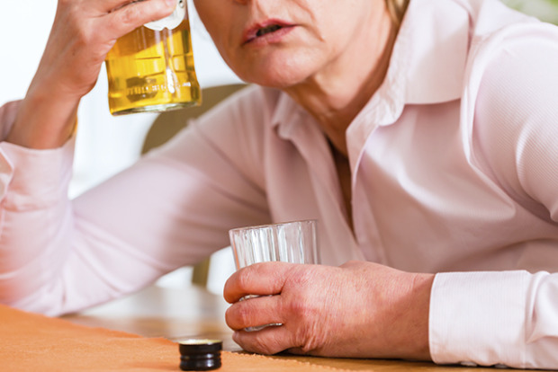 Fler äldre dör av alkohol