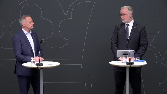 Utredaren Michael Tärnfalk tillsammans med utbildningsminister Johan Pehrson.