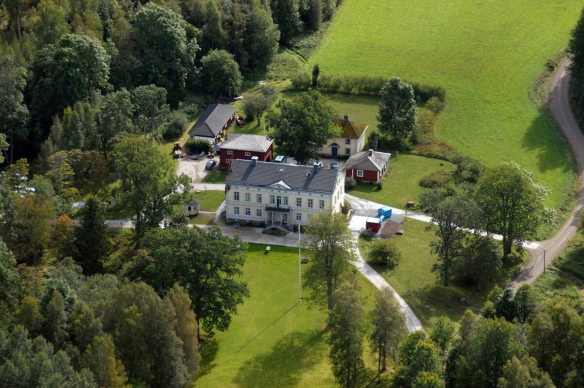 Rockesholm behandlingshem är naturskönt beläget i Örebro län.